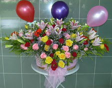  Ankara cicek , cicekci  sepet i�erisinde yayvan �i�ekler ve balon