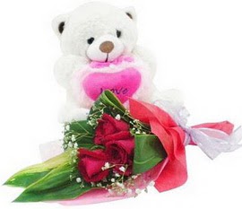 3 adet yapay g�l bukweti ve 15 cm boyutunda ayicik