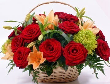 Sepette 5 adet k�rm�z� g�l ve k�r �i�ekleri  Ankara ostim �i�ek g�nderme sitemiz g�venlidir  