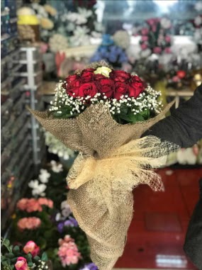 12 adet k�rm�z� 1 adet beyaz g�l buketi  Ankara ivedik hediye �i�ek yolla 